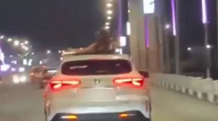 Подросток высунулась из люка движущегося автомобиля в Семее