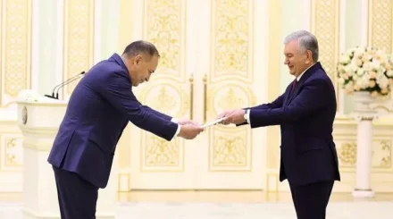 Мирзиеев алдында иілген жаңа елші Тоғжанов сынға қалды