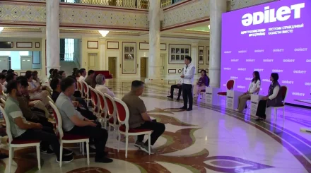 "Әділет" партиясының өкілдері театр ұжымымен кездесті
