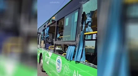 Алматыда жүк көлігі автобусқа соғылды