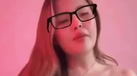 Семейде TikTok-та тікелей эфир жүргізген бойжеткен қамауға алынды