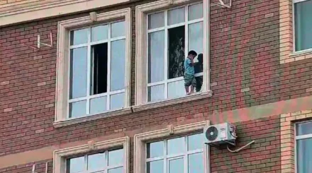 Ақтауда 10-қабаттағы терезеден шығып тұрған бала аман қалды