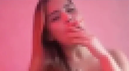 TikTok-та тікелей эфирде боқтап, анаша шеккен әйел адам темір торға қамалды (ВИДЕО)