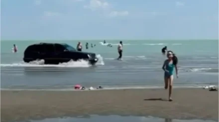 Водитель катался по воде Балхаша среди отдыхающих: его арестовали (ВИДЕО)