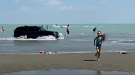 Балқаш көлінде жұрт шомылып жүргенде суға көлікпен кірген жүргізуші қамалды