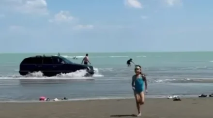 Водителя Mercedes, устроившего заезд по озеру Балхаш, отправили за решетку