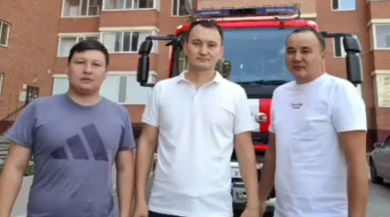 Демалыста жүрген полицей өртеніп жатқан пәтерден 5 баланы алып шықты