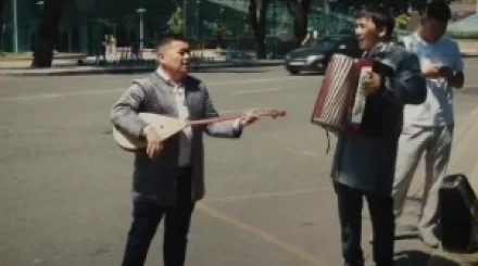 Молодежь партии "Ауыл" организовала в общественном транспорте Алматы музыкальную акцию "Ауылым – әнім"