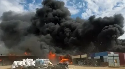 Огонь над рынком: в Актобе вспыхнули склады со стройматериалами