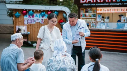 Партия "Әділет" встретилась с жителями Уральска в городском парке