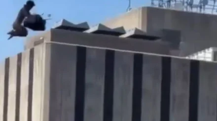 Голый мужчина прыгнул с моста с "парашютом" из сумки курьера и остался жив