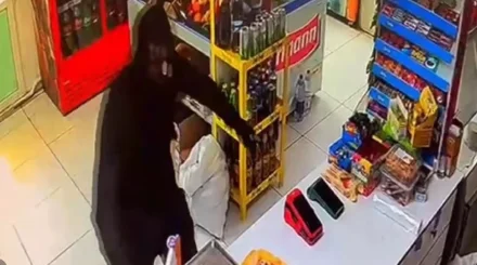 Оралда ер адам бет-аузын тұмшалап, қолына пышақ ұстаған күйде азық-түлік дүкеніне шабуыл жасады (ВИДЕО)