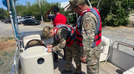 Владельца лодки на Алаколе оштрафовали по пяти статьям после опасной перевозки пассажиров