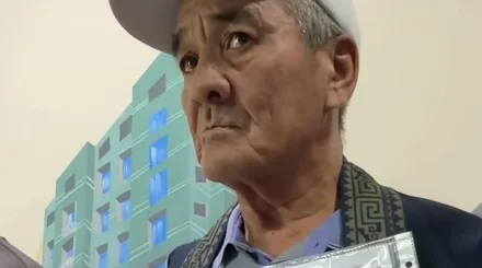   Ақтөбелік кәсіпкер 33 жыл жылқы баққан Рахат Сәрсеновке пәтер сыйлады   