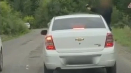Высунулась из автомобиля прямо на ходу: опасный трюк в ВКО обернулся штрафами (ВИДЕО)