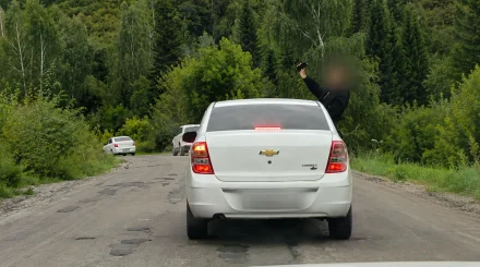 Пассажирка высунулась из окна автомобиля ради видео в ВКО