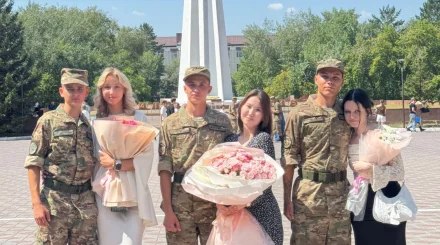  Павлодарда үш сарбаз ант қабылдаған күні сүйіктілеріне сөз салды 