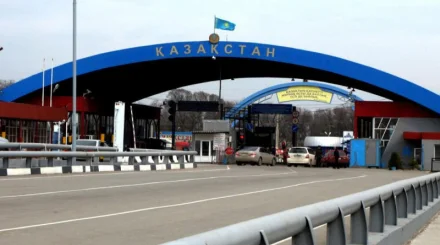 Казахстанец пожаловался Жапарову после остановки на границе