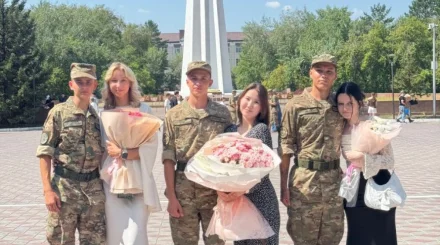 После присяги трое солдат сделали предложения своим возлюбленным в Павлодаре