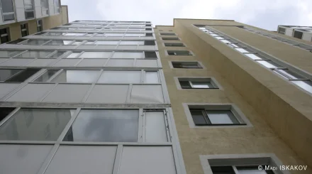 Шымкентте екі жасар бала 9-қабаттағы терезеден құлады