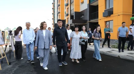 594 новые квартиры построили в Калкамане-2: аким Наурызбайского района показала журналистам жилой комплекс