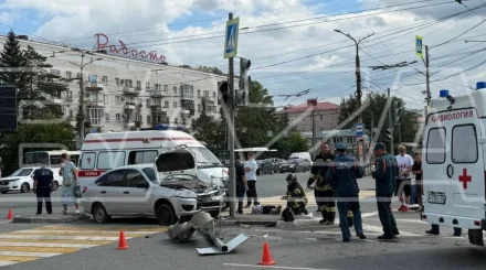 Автомобиль влетел в толпу пешеходов в Омске