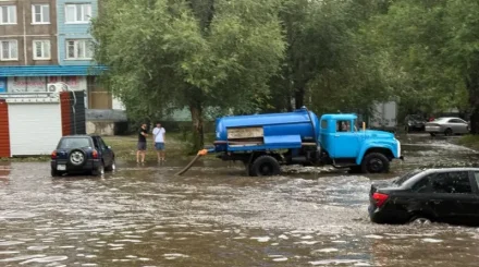 Деревья падали прямо на машины: что натворил ураган в Усть-Каменогорске