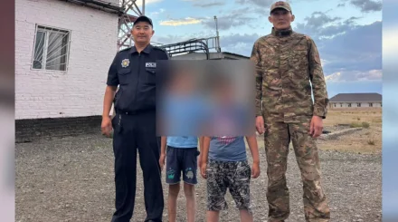   Полицей мен ТЖД қызметкері балаларды құтқарып қалды   