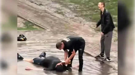 «Несиесіз, ипотекасыз өмір»: Астанада шалшық суға шомылған ер адамдар жауапқа тартылды