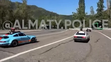 Водители спорткартов устроили гонки по дороге к Медеу (ВИДЕО)