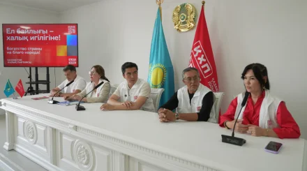 Семей қаласында Қазақстан Халық партиясы өкілдері медицина қызметкерлерімен кездесті