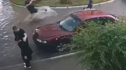Разбрызгивали воду из лужи в сторону детей: суд вынес решение двум мужчинам