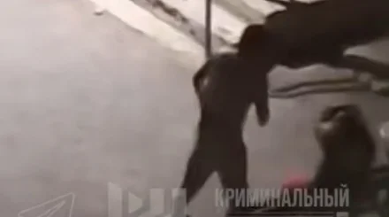 Атырауда ер адам аулада отырған әйелді екі рет ұрып жіберді (ВИДЕО)