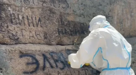 Қарқаралы ұлттық паркінде волонтерлер жартастарды жазулардан тазартты