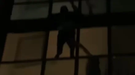 Алматыда полицей баланың өмірін арашалау үшін 6-қабаттың балконына түскен