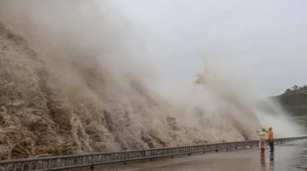 Казахстанцы не могут вылететь домой из-за тайфуна в Китае