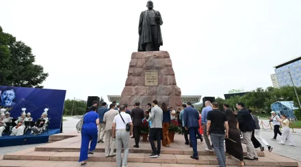 Алматыда Абай ескерткішіне гүл қою рәсімі өтті
