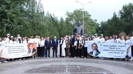 «Абайдың әрбір ойы – рухани бағдар»: Шымкентте ақынның ескерткішіне гүл шоқтарын қою рәсімі өтті
