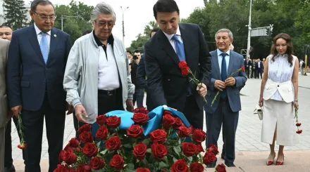 В Алматы прошла церемония возложения цветов к памятнику Абаю