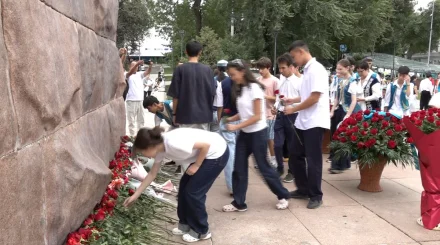 Абай звучит в унисон: сотни школьников Алматы исполнили «Көзімнің қарасы»