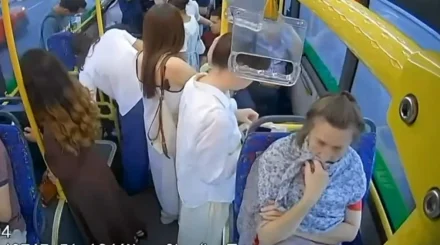  Астанада полицей кәмпитке қақалып қалған баланың өмірін сақтап қалды (ВИДЕО) 