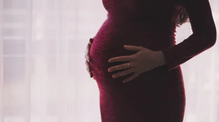 Күйеуін өлтірді деп айыпталған жүкті әйел сотта ақталды