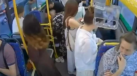Астанада полицей кәмпитке қақалып қалған баланың өмірін сақтап қалды