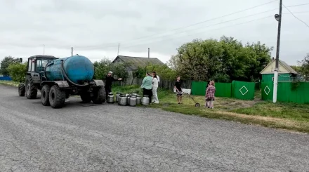 Жители села долгие годы вынуждены пить привозную воду в СКО