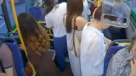 Ребенок подавился конфетой и перестал дышать в автобусе Астаны (ВИДЕО)