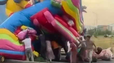 Батут с детьми перевернулся в Таразе из-за сильного ветра (ВИДЕО)