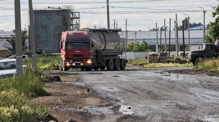 Жители Кокшетау потребовали у акимата убрать фуры с дорог, где ходят дети