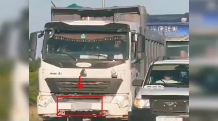 Көліктің нөмерін қағазбен жауып қойған