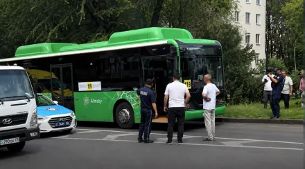 Автобус насмерть сбил девушку в Алматы