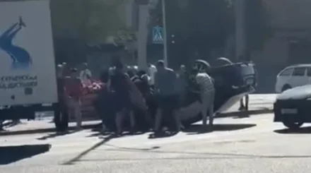 Автомобиль перевернулся после ДТП в Караганде